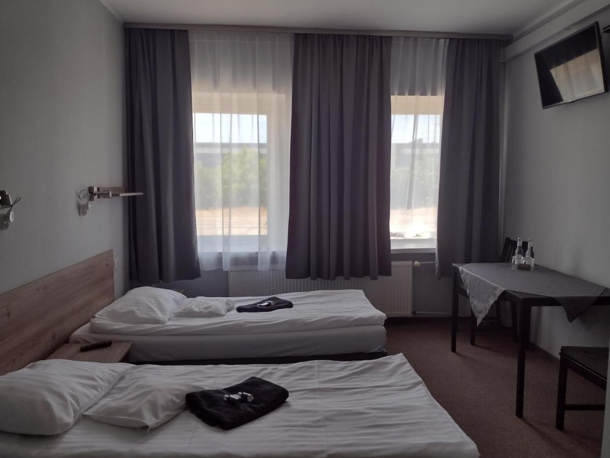 Hostel Helios Września Extérieur photo